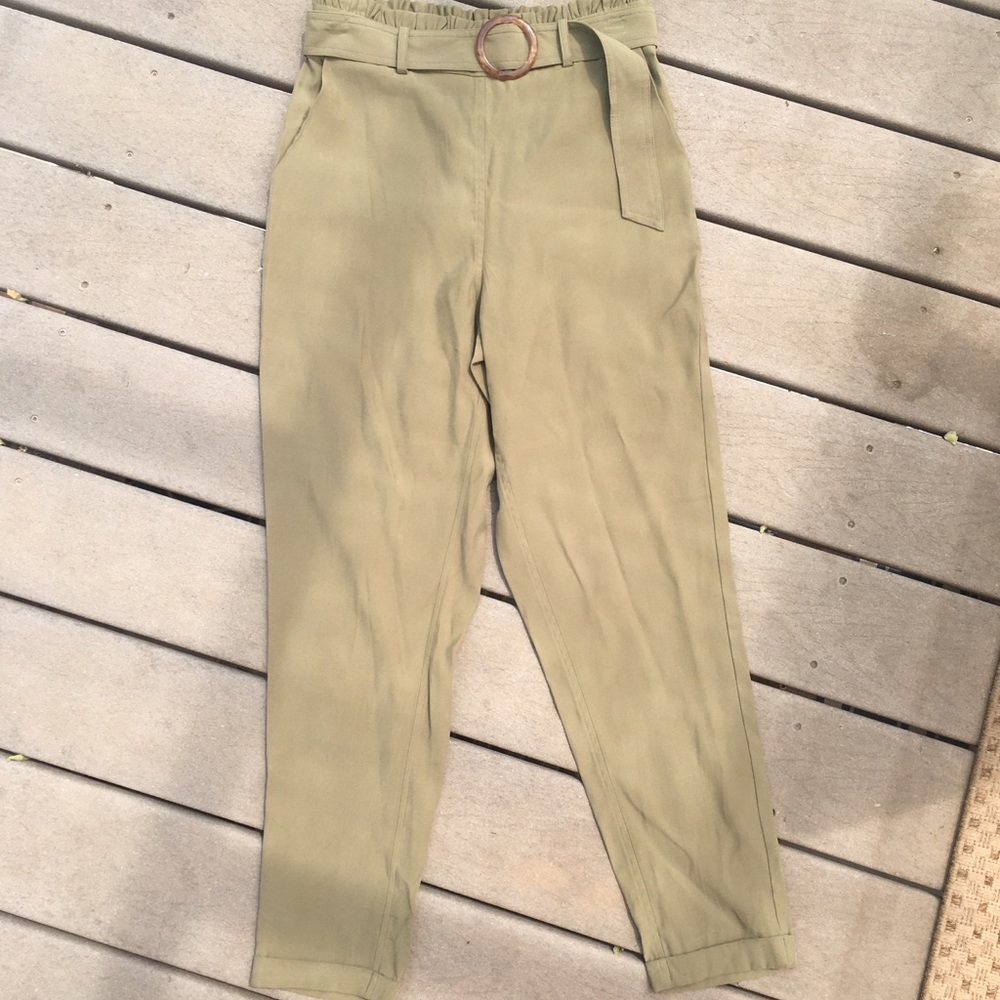 Green cropped trousers